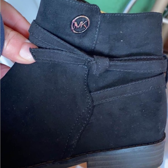 Mk boots in black has a couple scuff marks but cute boots - Picture 3 of 13